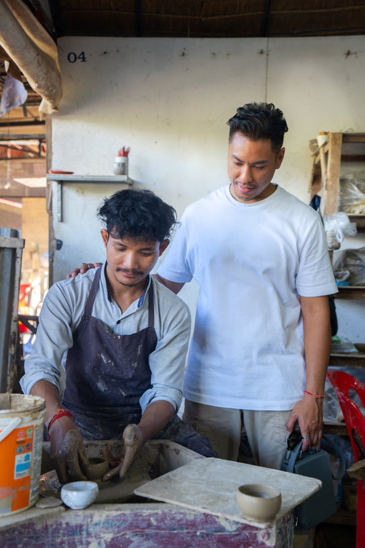 Céramiques artisanales du Cambodge : L'histoire, l'art et l'artisanat. Dara notre fondateur part à leur rencontre.